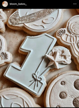 Load image into Gallery viewer, Balloons number cookie cutter debosser bouquet