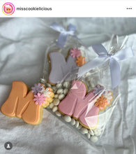 Load image into Gallery viewer, Floral mum cookie debossers mother's day daisy