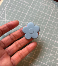 Load image into Gallery viewer, Retro Daisy cookie cutter stamp flower