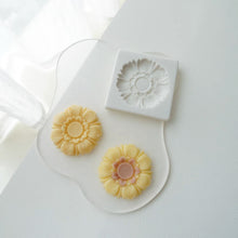 Load image into Gallery viewer, Large Daisy Silicone Mould Cake Fondant sunflower Candle Sugarcraft Soap
