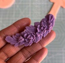 Load image into Gallery viewer, Floral wreath silicone mould
